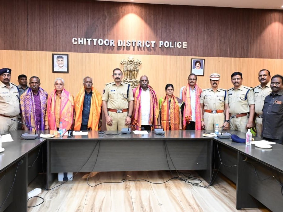 రిటైర్డ్ సిబ్బందిని సన్మానించిన ఎస్పీ