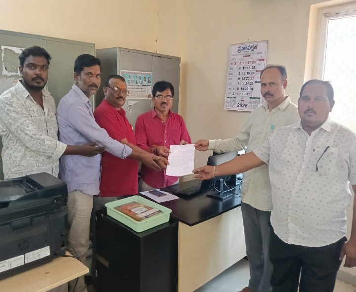 ప్రభుత్వ భూమిలో అక్రమ నిర్మాణం ఆపాలి: బీఆర్ఎస్