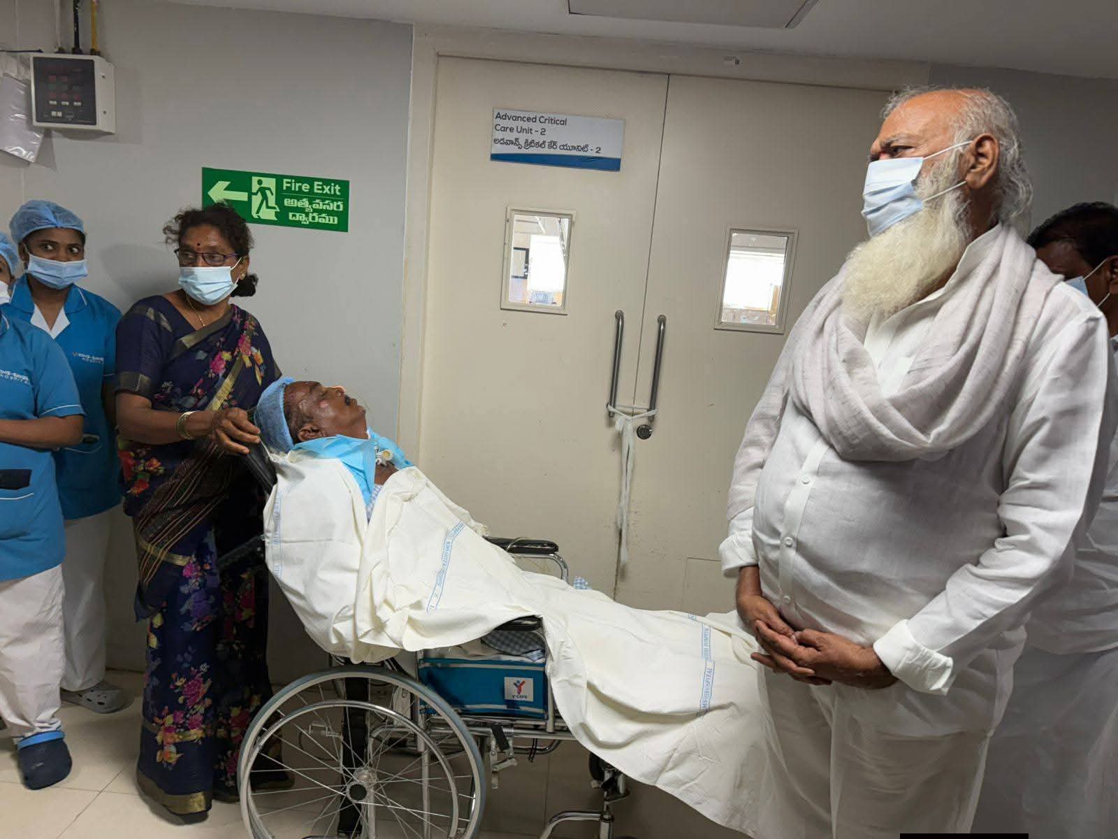 టీడీపీ నాయకుడికి జేసీ ప్రభాకర్ రెడ్డి పరామర్శ