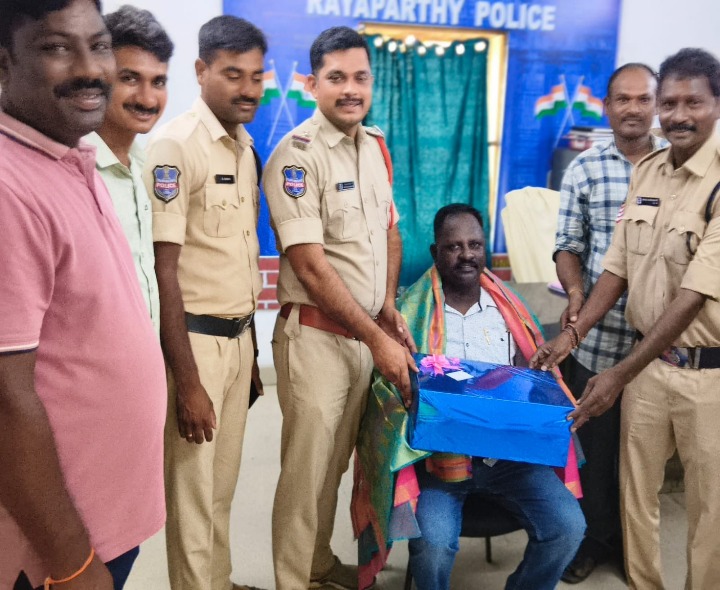 బదిలీపై వెళ్తున్న హెడ్ కానిస్టేబుల్‌కు సన్మానం