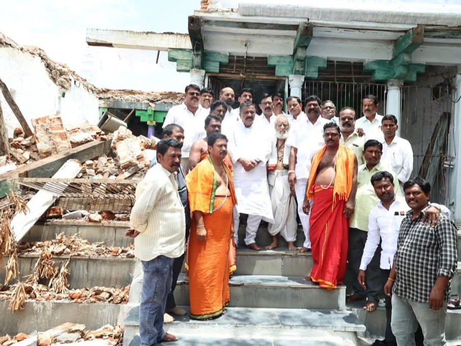 పురాతన ఆలయాన్ని పరిశీలించిన ఎమ్మెల్యే కోట్ల
