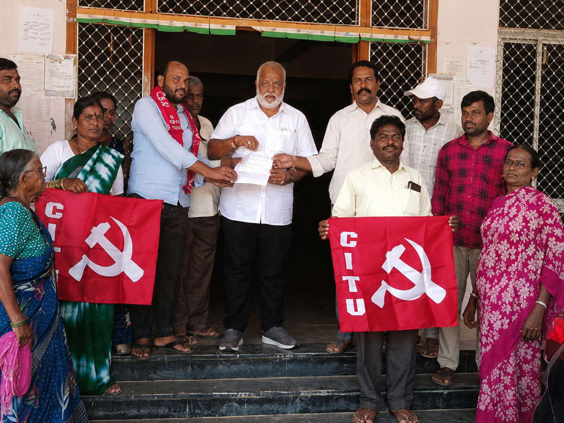 ఎంపీడీవో కార్యాలయం ఎదుట జీపీ కార్మికుల ధర్నా