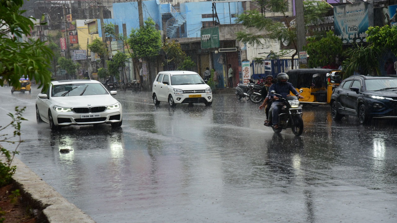 పట్టణంలో మోస్తరు వర్షం