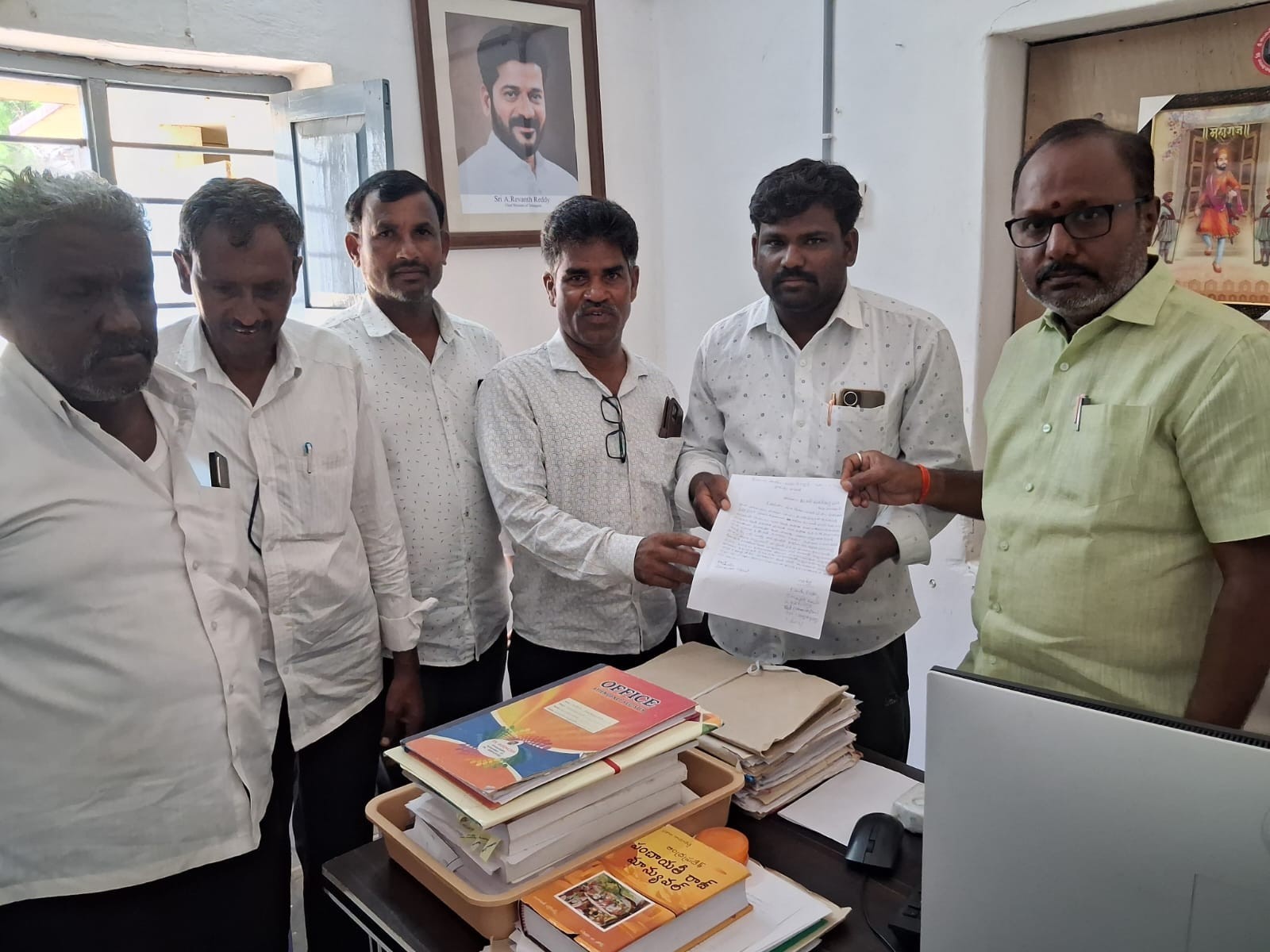 బ్రిడ్జీ పనులు పూర్తి చేయాలని వినతి