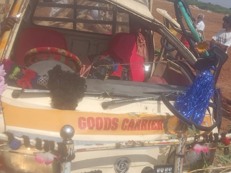 బొలెరో వాహనం బోల్తా.. రైతులకు గాయాలు