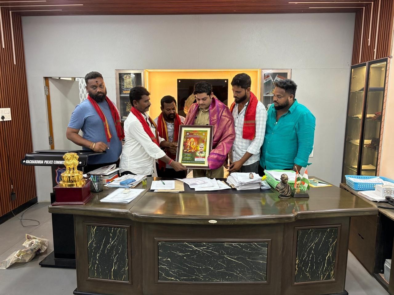 దుర్గామాత ఉత్సవాలకు ఎస్పీకి ఆహ్వానం