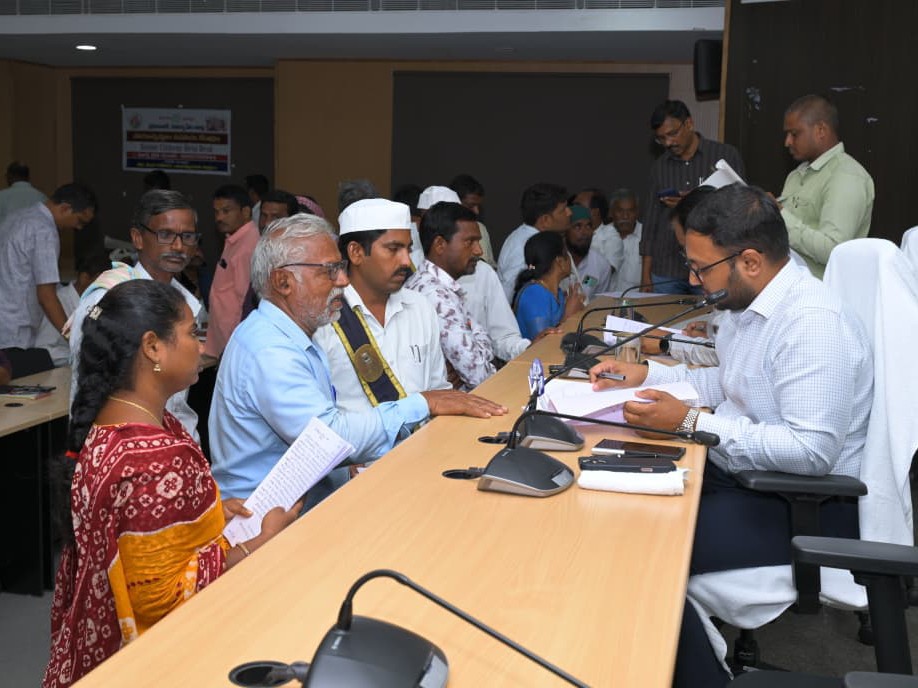దరఖాస్తులను త్వరితగతిన పరిష్కరించాలి: కలెక్టర్
