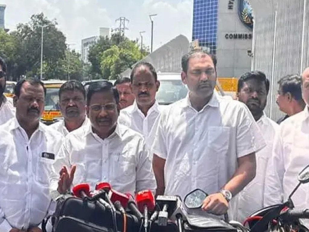 పవన్ తీరుపై  ఎమ్మెల్యే అనిరుధ్ ఫైర్