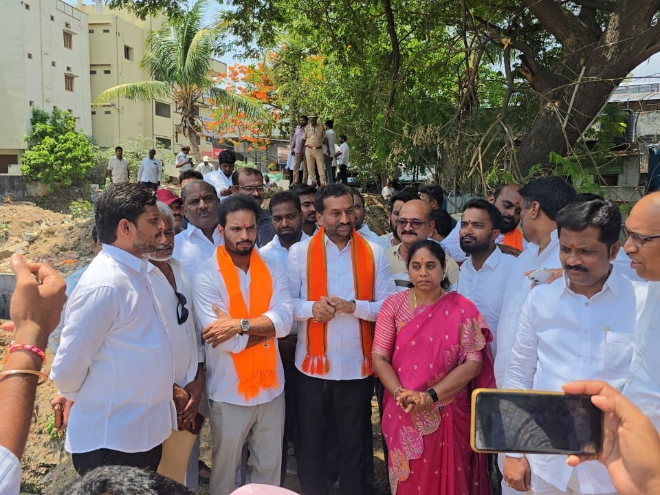 ఫ్లైఓవర్ పనులు పరిశీలించిన ఎంపీ