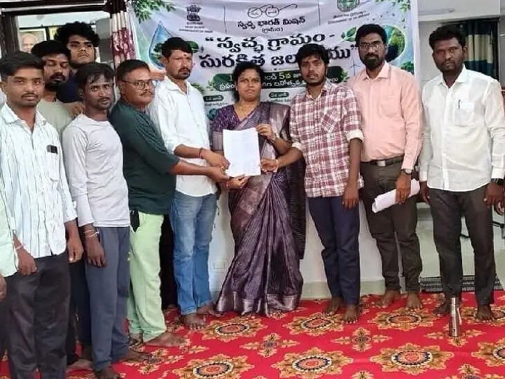 ఆక్రమణలను అడ్డుకోవాలని ఈవోకు వినతి