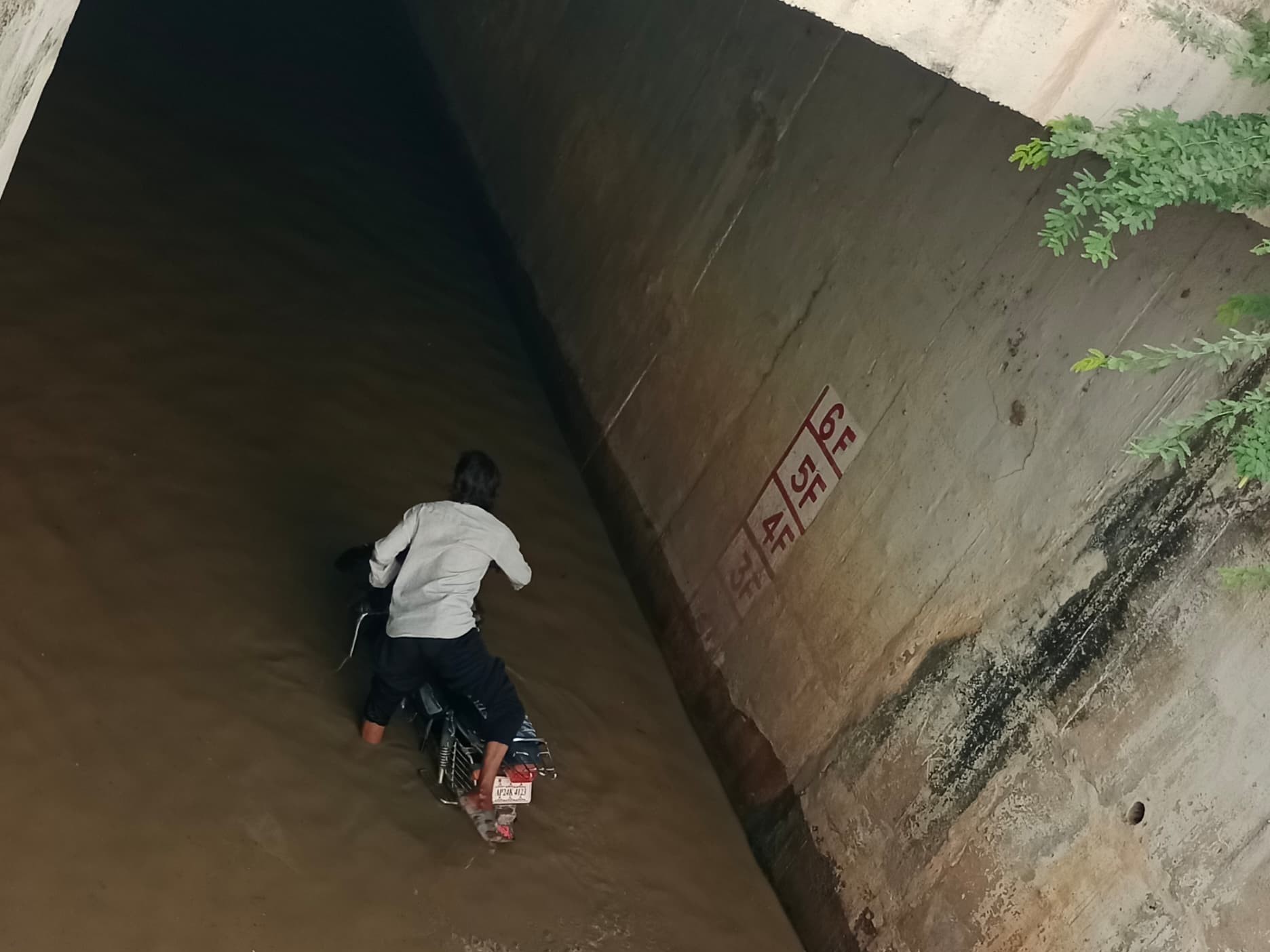 అండర్ పాస్‌లో డ్రైనేజి నీరు
