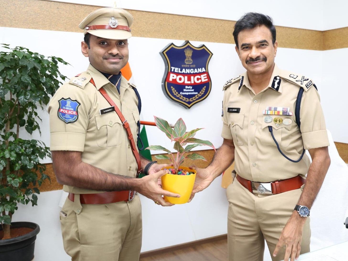 డీజీపీని కలిసిన మహబూబాబాద్ జిల్లా ఎస్పీ