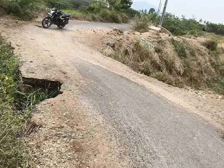 బల్లికురవలో కోతకు గురైన రహదారి