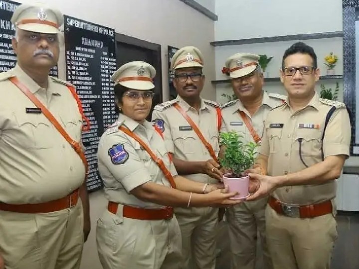 పదో న్నతి అధికారులను అభినందించిన సీపీ
