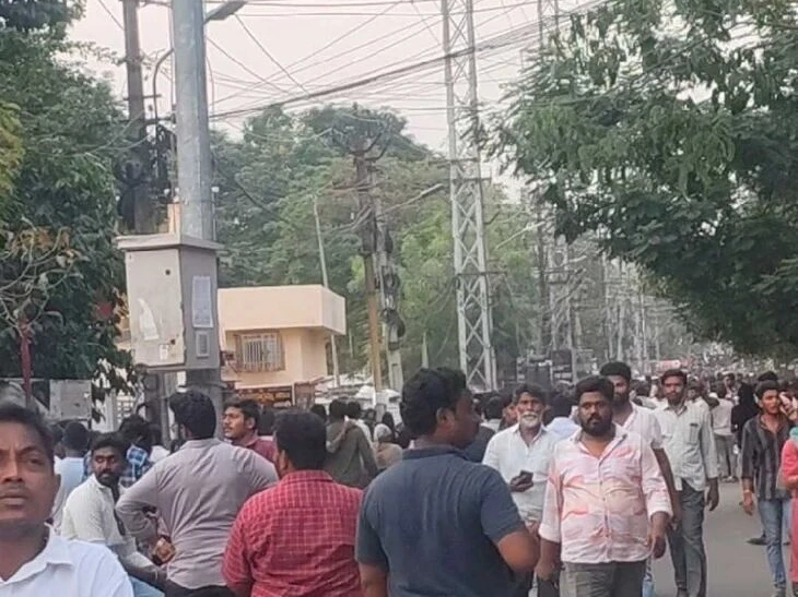 స్టేడియంలో సందడి.. సందు చూసి దోపిడీ..!