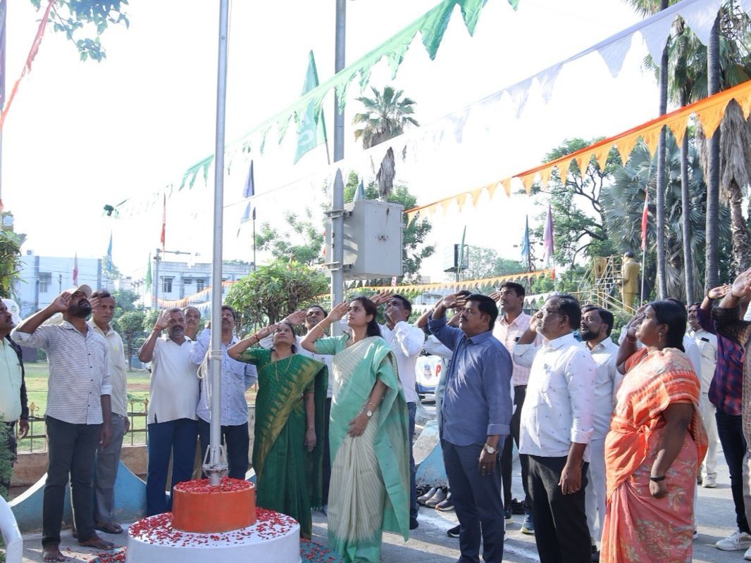 GWMC కార్యాలయంలో జెండాను ఆవిష్కరించిన కలెక్టర్