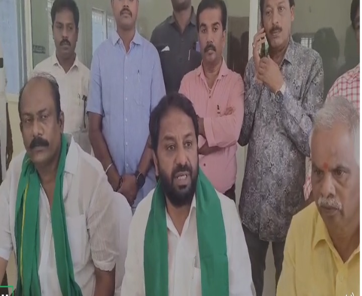రైతుల సమస్యలపై అధికారులతో ఎమ్మెల్యే సమీక్ష
