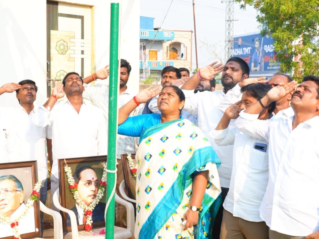 జెండాను ఆవిష్కరించిన మంత్రి సీతక్క