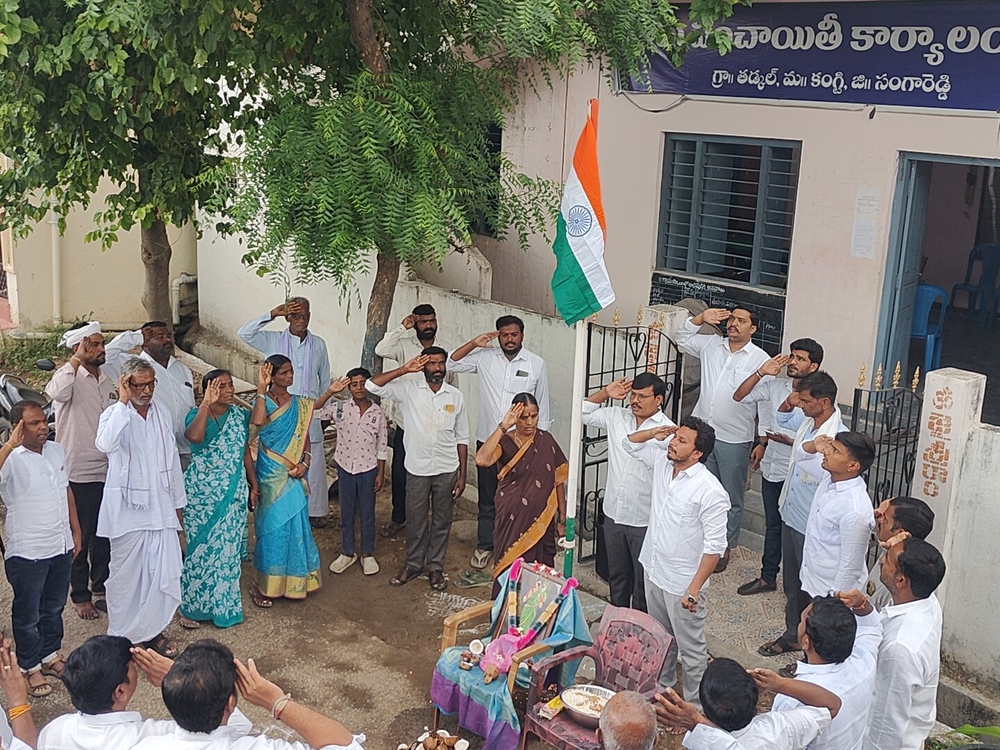 తడ్కల్‌లో జాతీయ జెండా ఆవిష్కరణ: సర్పంచ్