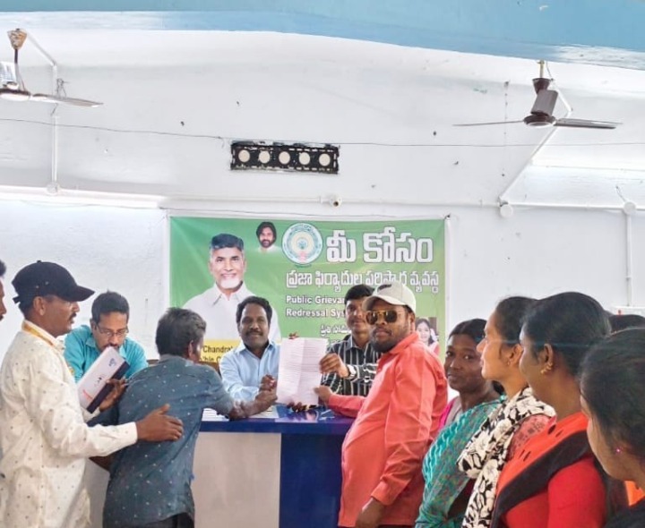 ‘చుట్టుమెట్ట గ్రామానికి తారు రోడ్డు వేయాలి’