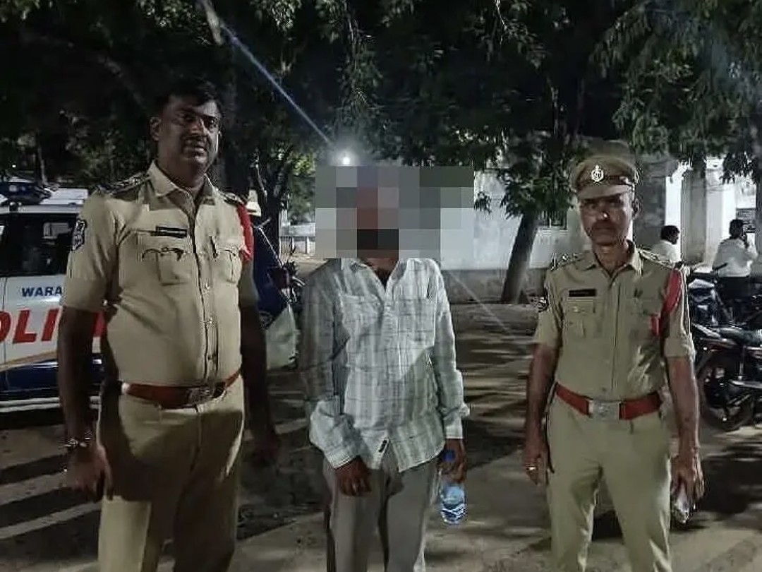 మహిళా ఉద్యోగి ఫొటోల దుర్వినియోగం.. ఏవోపై కేసు