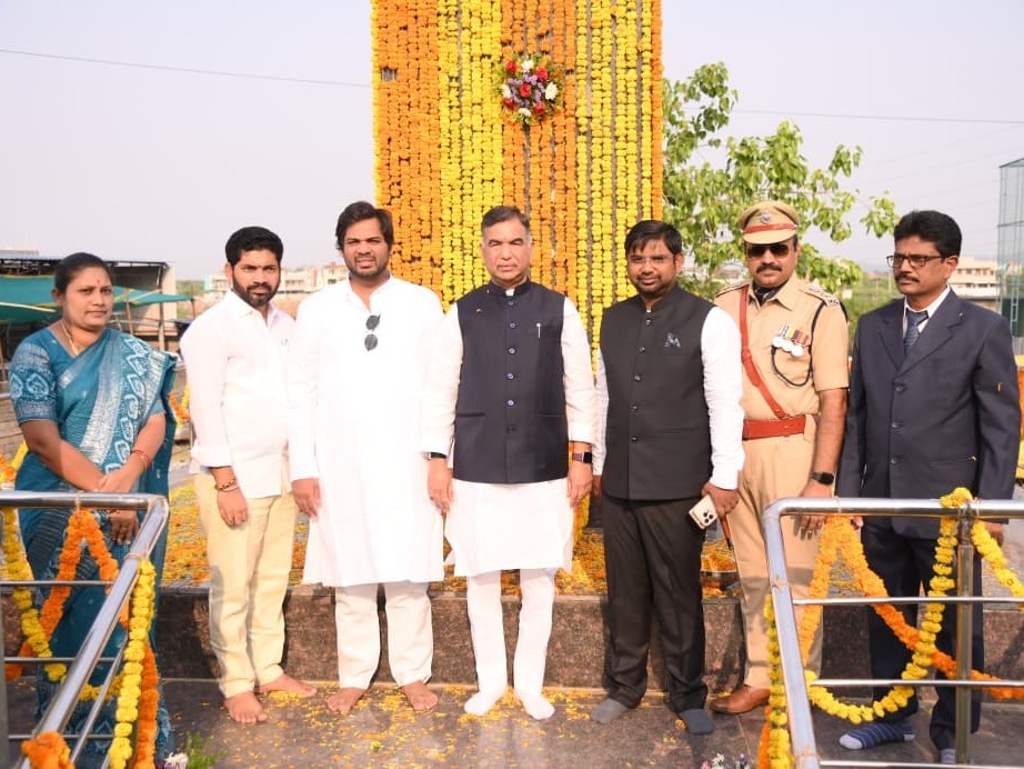తెలంగాణ అమరవీరులకు నివాళులర్పించిన MP