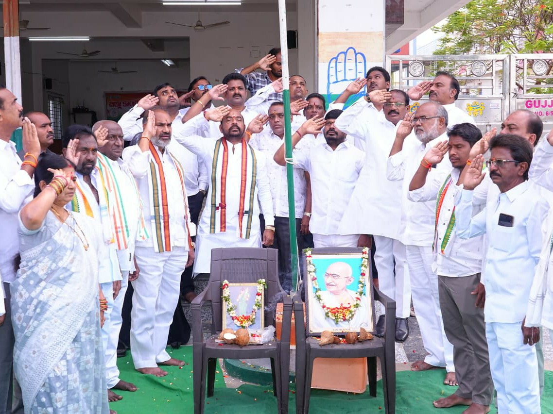 పార్టీ కార్యాలయంలో జెండా ఆవిష్కరించిన ప్రభుత్వ విప్