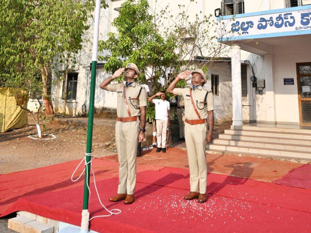 జాతీయ పతాకాన్ని ఆవిష్కరించిన ఎస్పీ