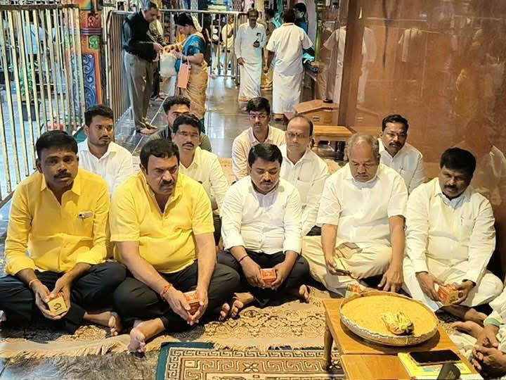 దుర్గమ్మను దర్శించుకున్న జిల్లా టీడీపీ నేతలు