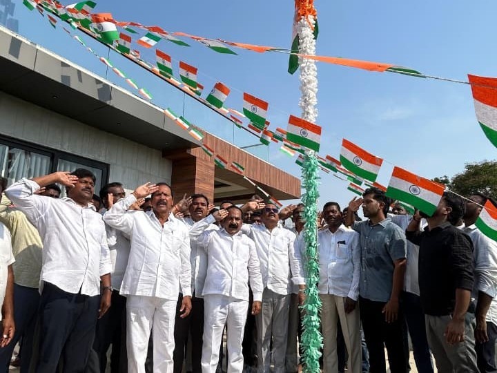 జెండాను ఆవిష్కరించిన ఎమ్మెల్సీ