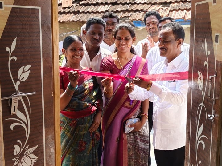 ఇందిరమ్మ ఇంటిని ప్రారంభించిన ఎమ్మార్వో