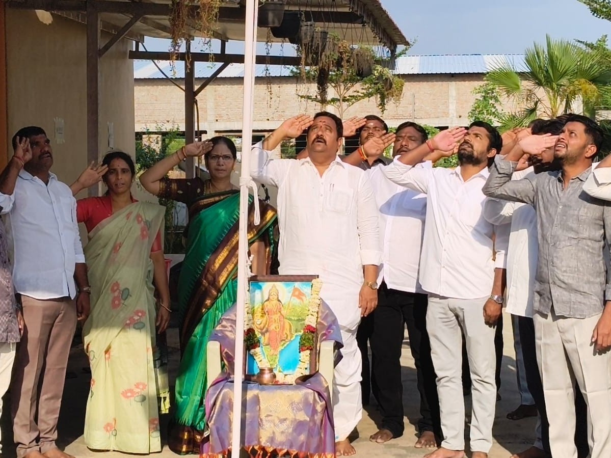 ఎమ్మెల్యే క్యాంపు కార్యాలయంలో వేడుకలు