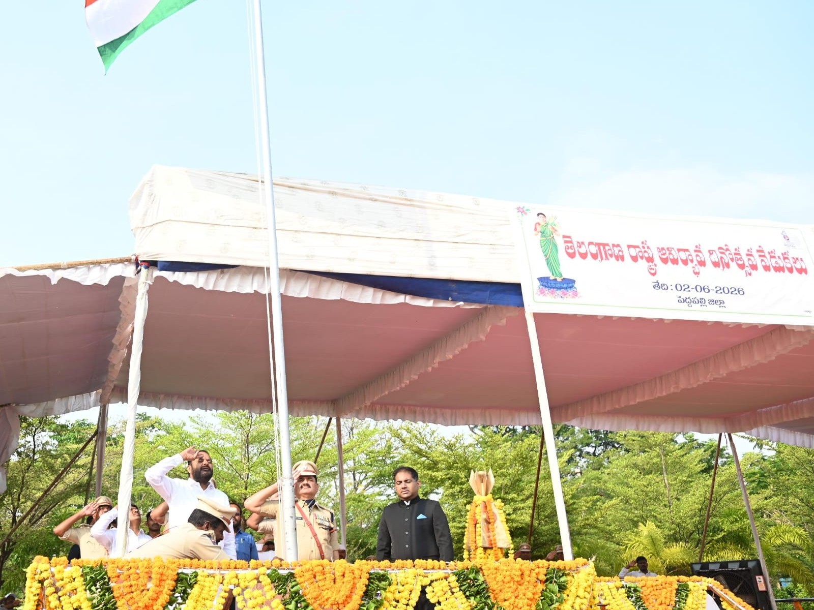 పెద్దపల్లిలో జాతీయ జెండా ఆవిష్కరించిన ప్రభుత్వ విప్