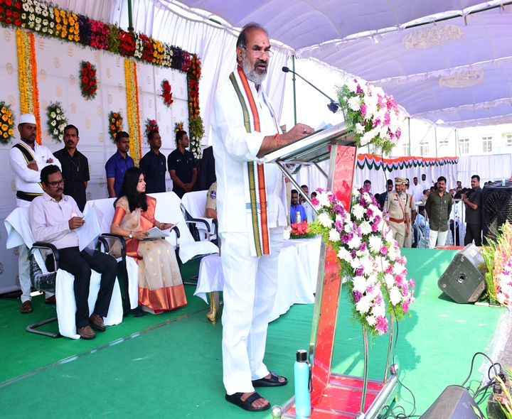 ఇందిరమ్మ ఇళ్ల పత్రాలు అందజేసిన ఆది శ్రీనివాస్