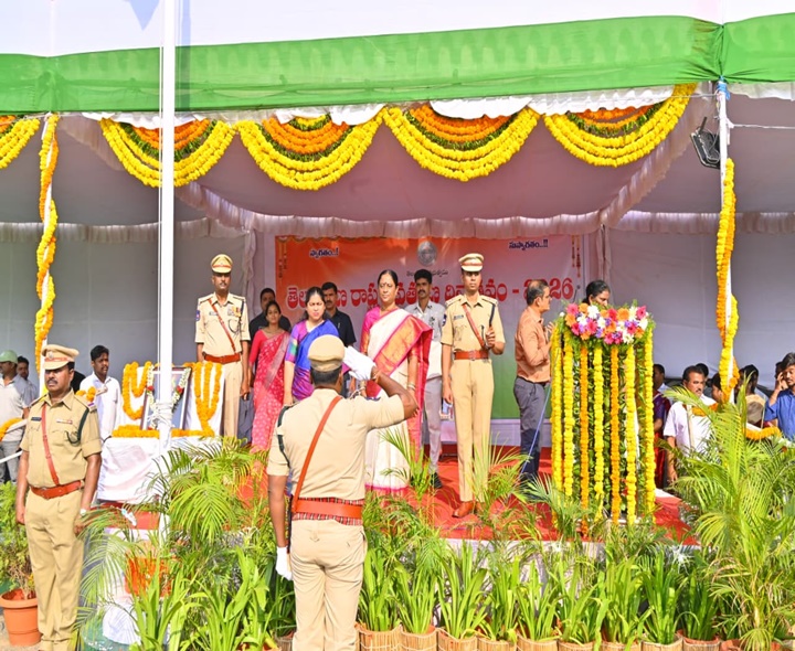 జాతీయ జెండాను ఆవిష్కరించిన కొండా సురేఖ