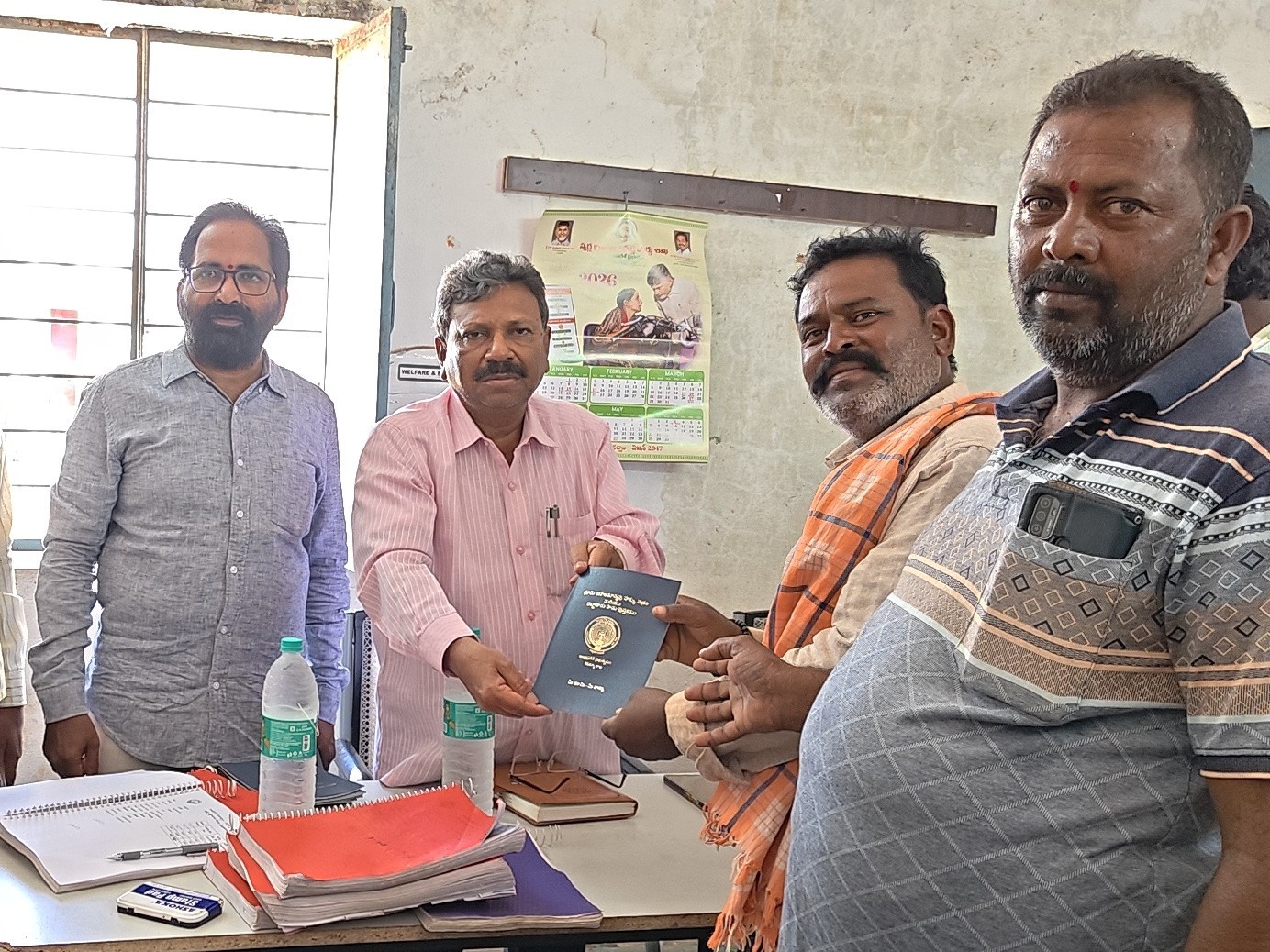 రైతులకు ఈ- పట్టాదారు పాసుపుస్తకాల పంపిణీ