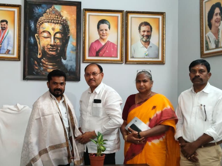 ఎమ్మెల్యేను కలిసిన ఉట్నూర్ ఆర్డివో