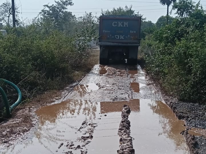 చెరువు కట్టపై లారీలతో రైతులకు ఇబ్బందులు