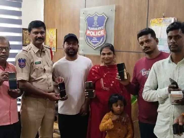 పోగొట్టుకున్న ఫోన్‌లను అందజేసిన సీఐ