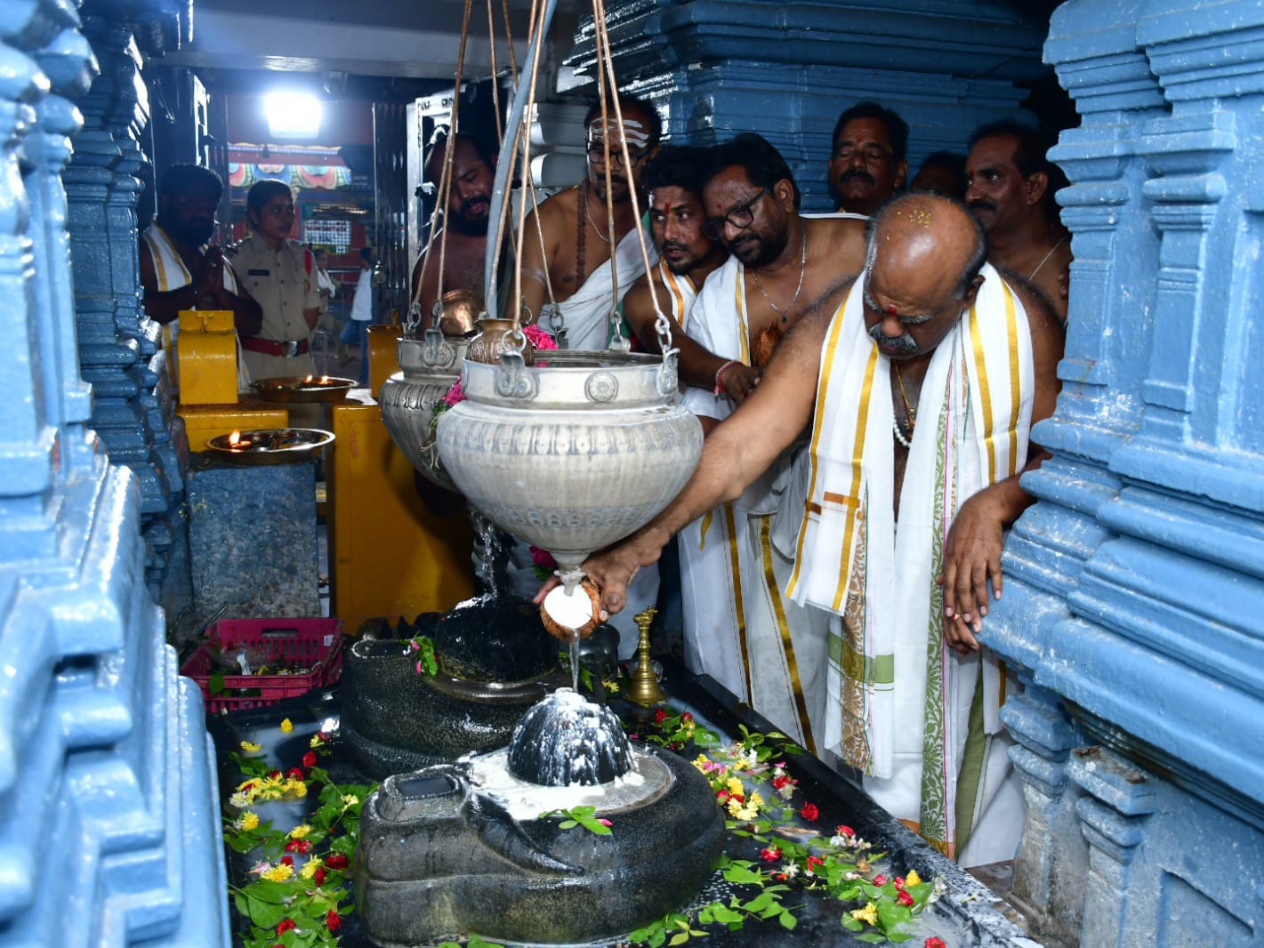 పుణ్యస్నాన ఆచరించిన.. ప్రతిపక్ష నేత