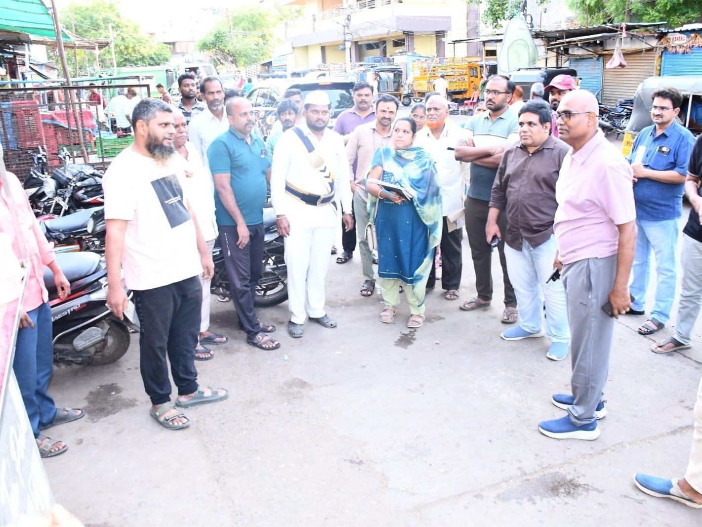 ‘మున్సిపల్ షాపులకు వేలం పాటలు నిర్వహించాలి’