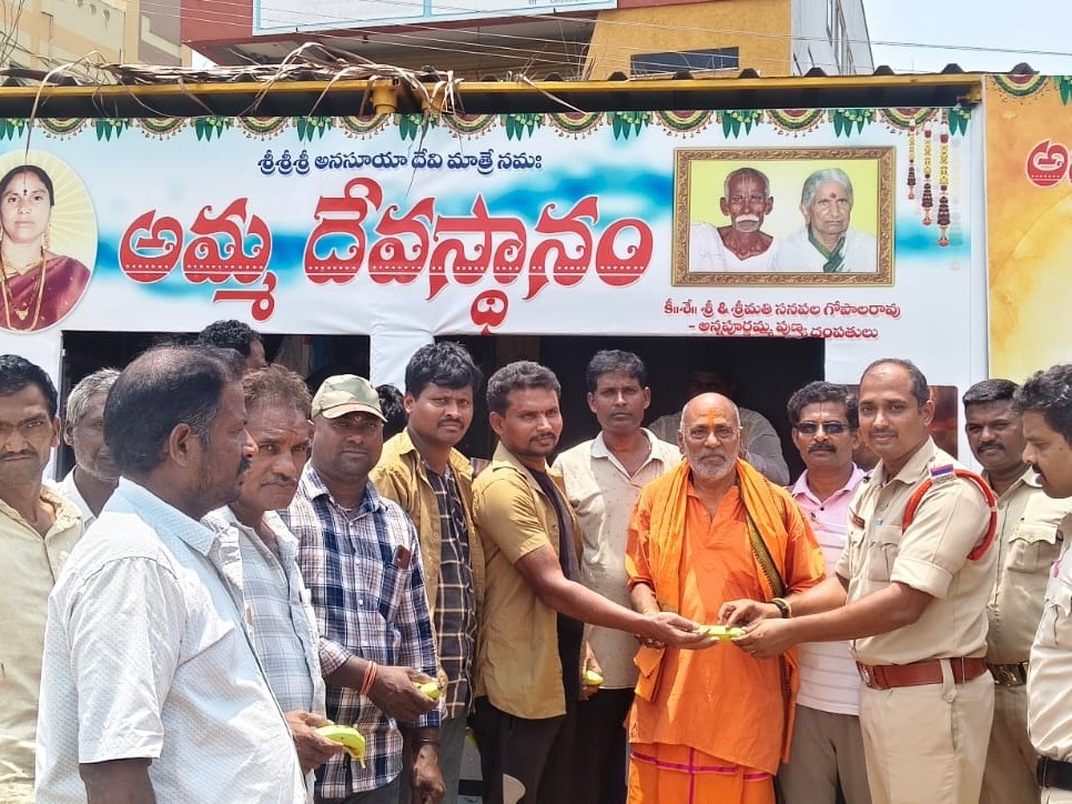 బాటసారులకు  మజ్జిగ, పానకం, అరటి పండ్లు పంపిణీ