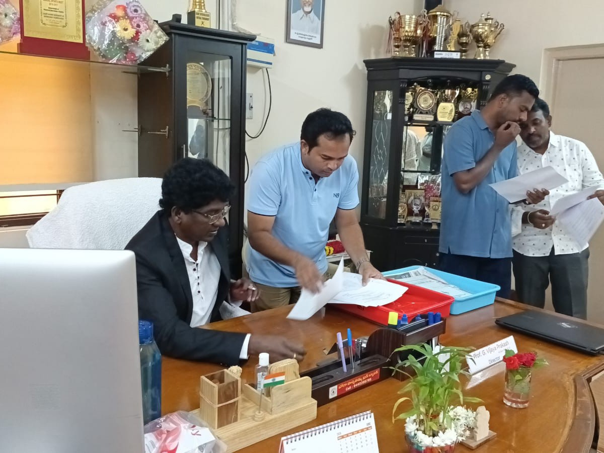 ఇడుపులపాయ ట్రిబుల్ ఐటీ  డైరెక్టర్‌గా విజయ్ బాధ్యతలు