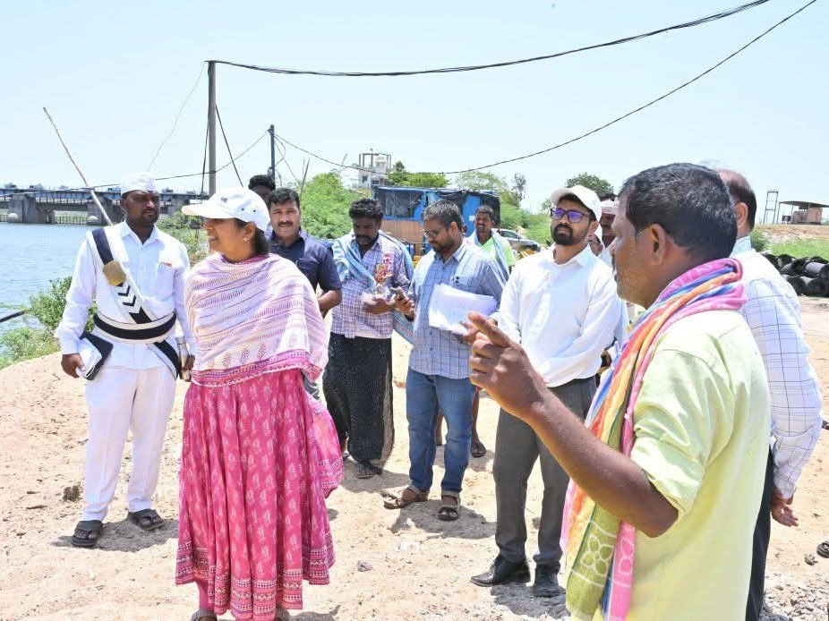 సుంకేసుల డ్యాం నీటిమట్టాన్ని పరిశీలించిన కలెక్టర్