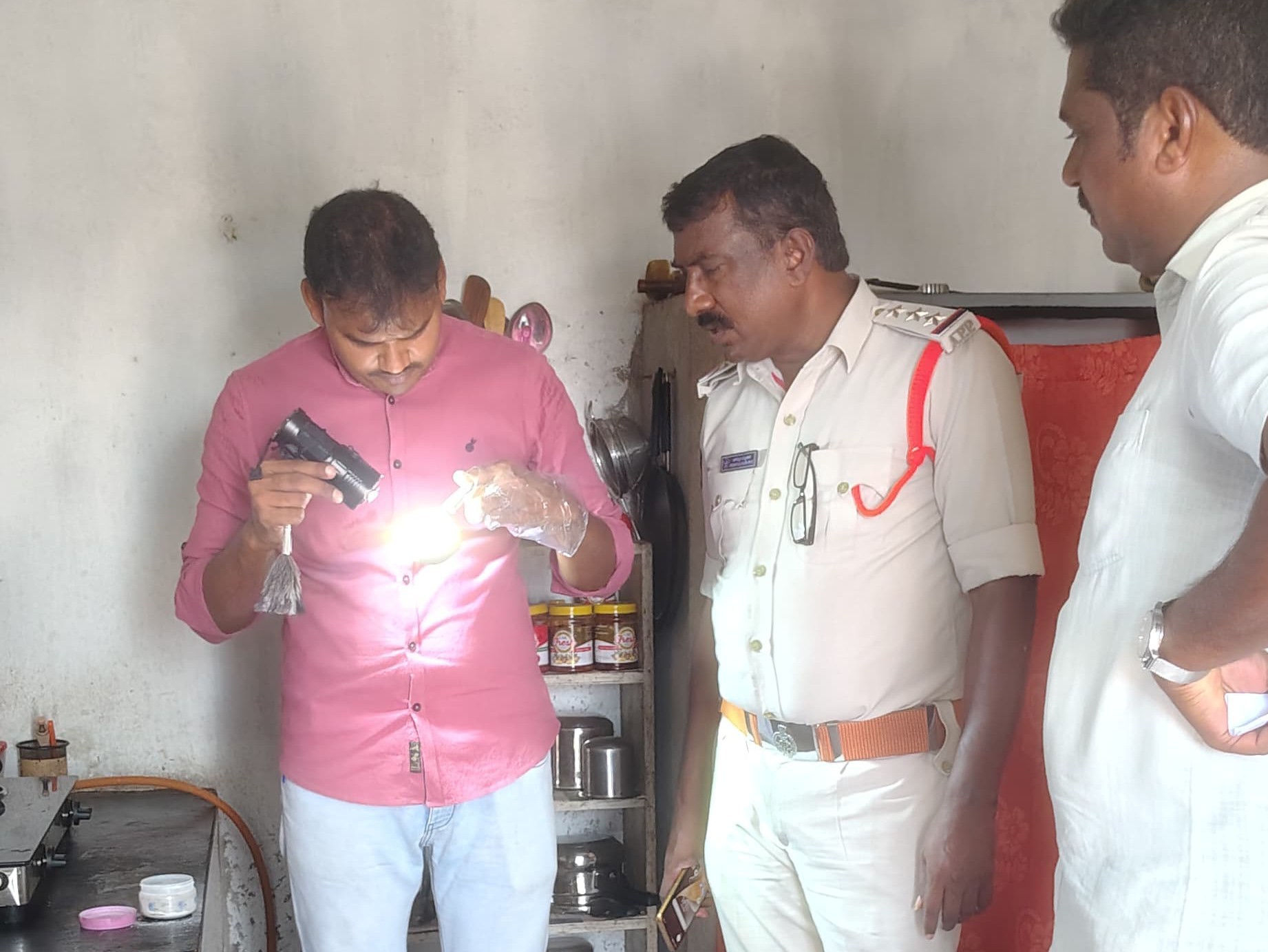 తిమ్మాయిపాలెంలో ఓ ఇంట్లో దోపిడి