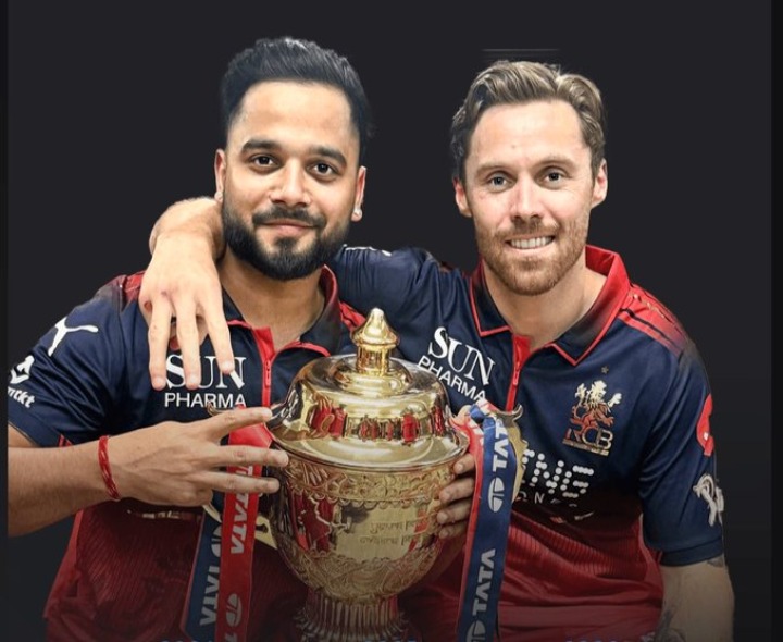 హ్యాట్రిక్ ట్రోఫీలు గెలిచిన RCB ప్లేయర్లు