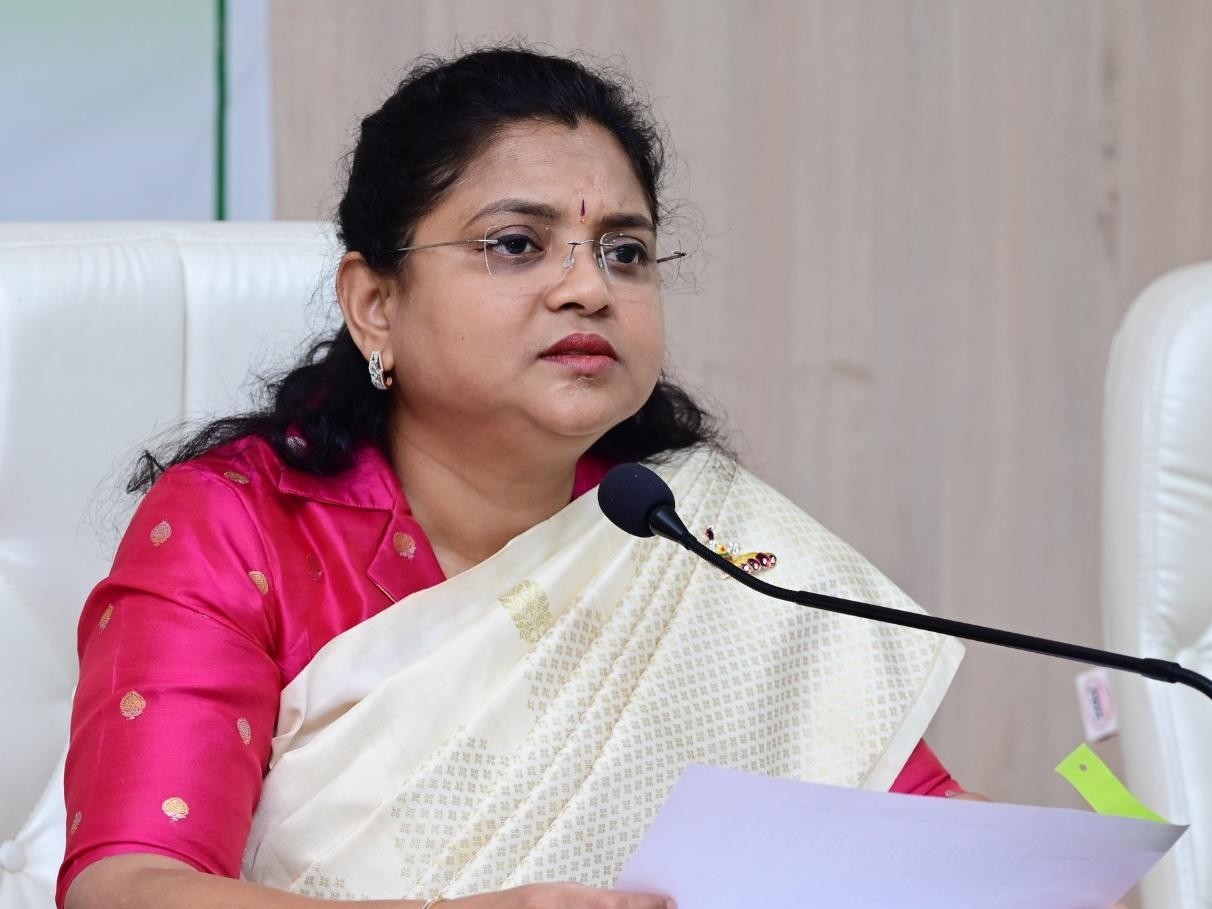 రెవెన్యూ క్లినిక్స్ ద్వారా భూ సమస్యలకు పరిష్కారం: కలెక్టర్