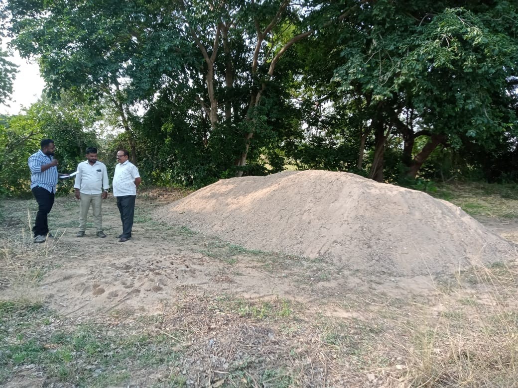 అక్రమంగా నిలువ చేసిన ఇసుక సీజ్