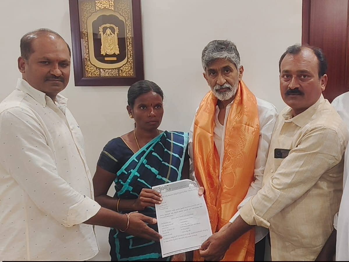 ప్రమాద బీమా చెక్కులు పంపిణీ