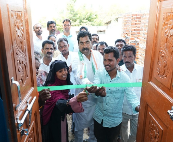 ఎమ్మెల్యే చేతుల మీదుగా నూతన ఇళ్ల ప్రారంభం